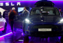 टेस्ला भारतात दाखल : मुंबईत बीकेसीमध्ये पहिले शोरूम सुरू