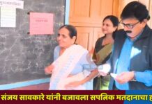 मंत्री संजय सावकारे यांनी बजावला सपत्निक मतदानाचा हक्क