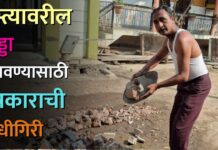 रस्त्यावरील खड्डा बुजवण्यासाठी पत्रकाराची गांधीगिरी