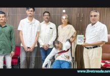 सेरेब्रल पाल्सीशी झुंज देत शान्तनू वगदे यांची आत्मकथा प्रकाशित; माजी खासदार डॉ. उल्हास पाटील यांच्याशी भेट