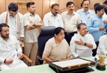 अजित पवारांच्या अपघातावर संशयाची छाया; आमदारांची सुनेत्रा पवार यांच्यासोबत बैठक