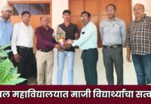 यावल महाविद्यालयात माजी विद्यार्थ्याचा सत्कार